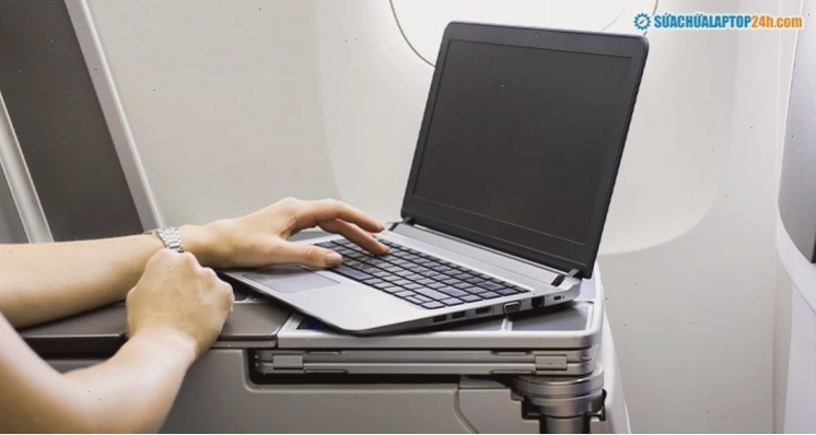 Laptop bắt buộc phải mang theo trong hành lý xách tay, không được ký gửi