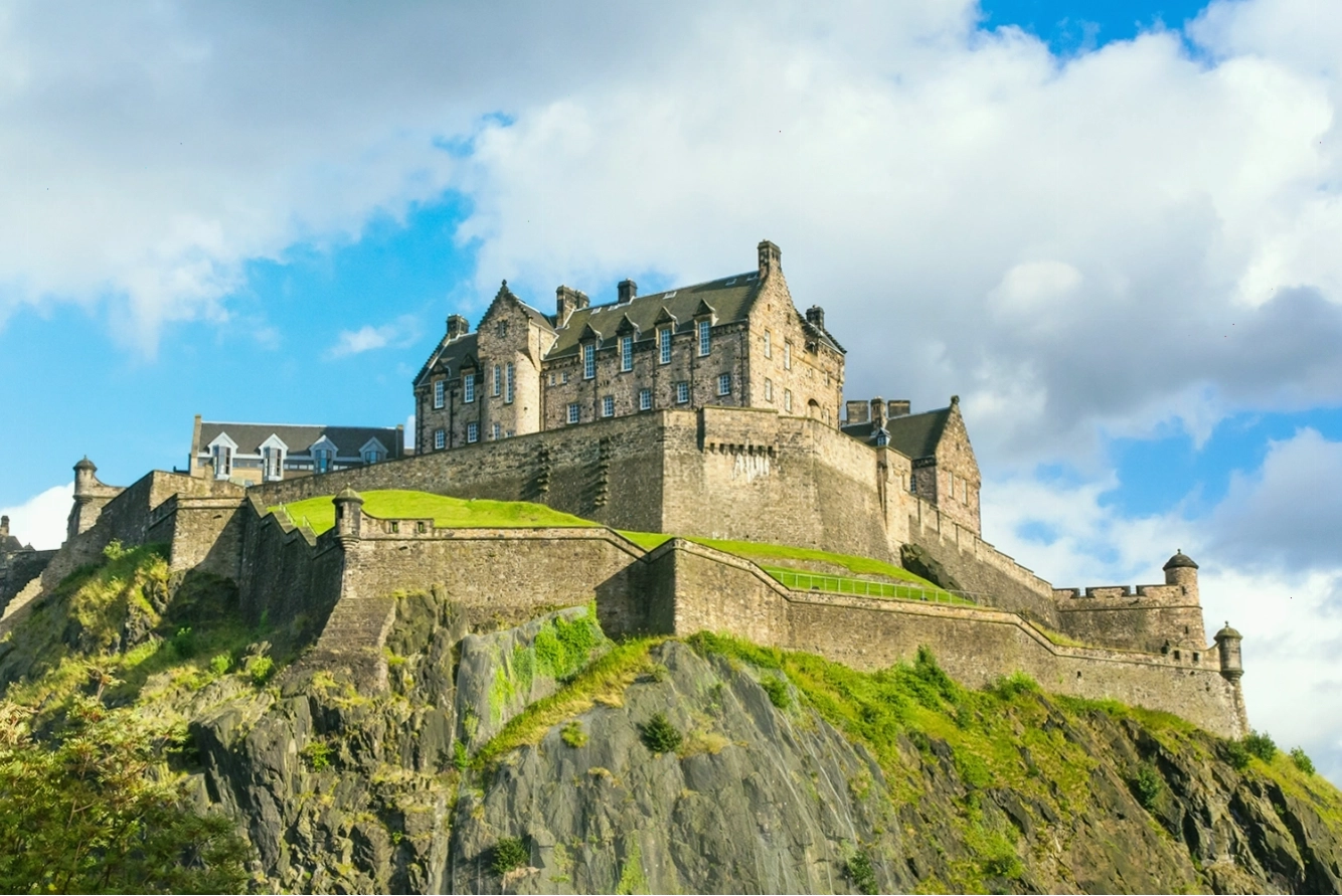 Lâu đài Edinburgh nhìn từ xa với vẻ ngoài uy nghiêm
