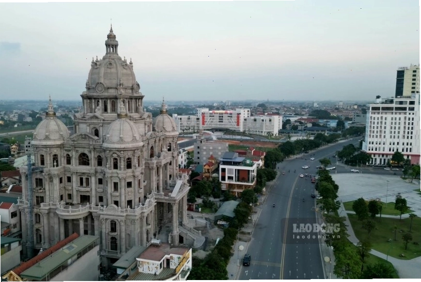 Lâu đài Hải Linh nằm ven hồ Công viên Văn Lang, Việt Trì, Phú Thọ