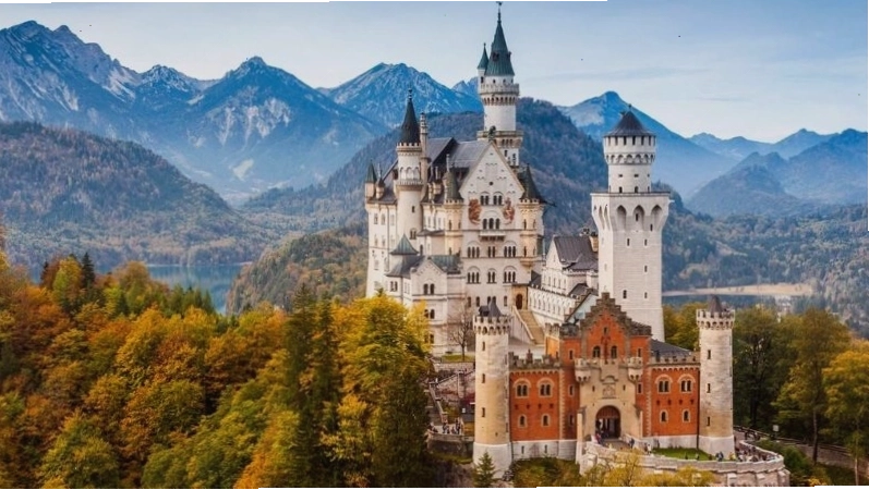 Lâu đài Neuschwanstein nguy nga giữa khung cảnh thiên nhiên