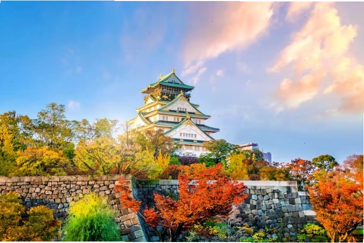 Lâu đài Osaka vào mùa thu với không khí lãng mạn