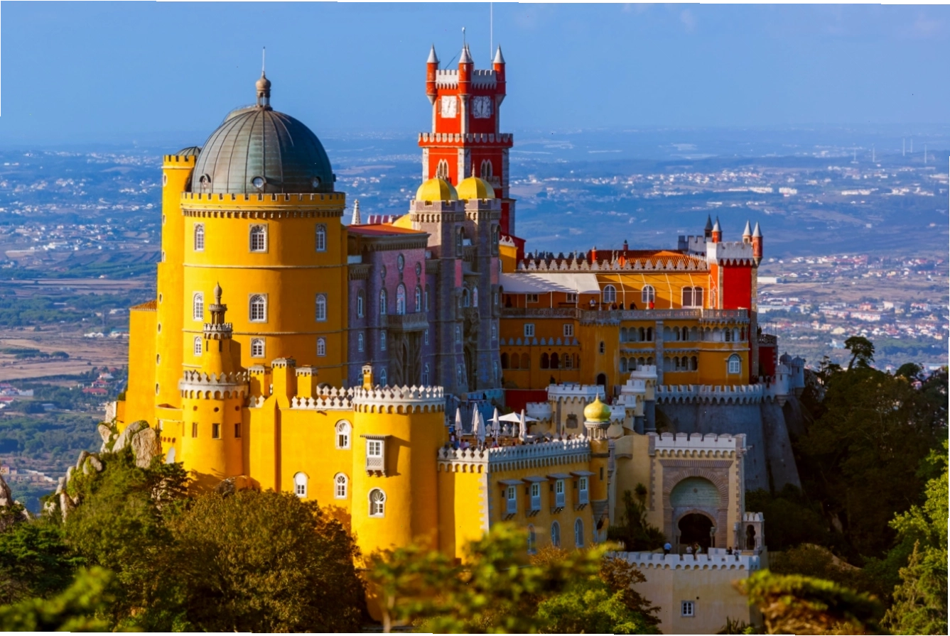 Lâu đài Pena Palace với gam màu rực rỡ