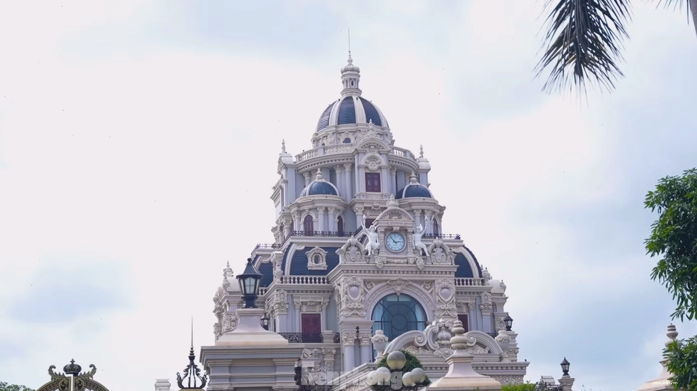 Lâu đài Phú An lung linh về đêm