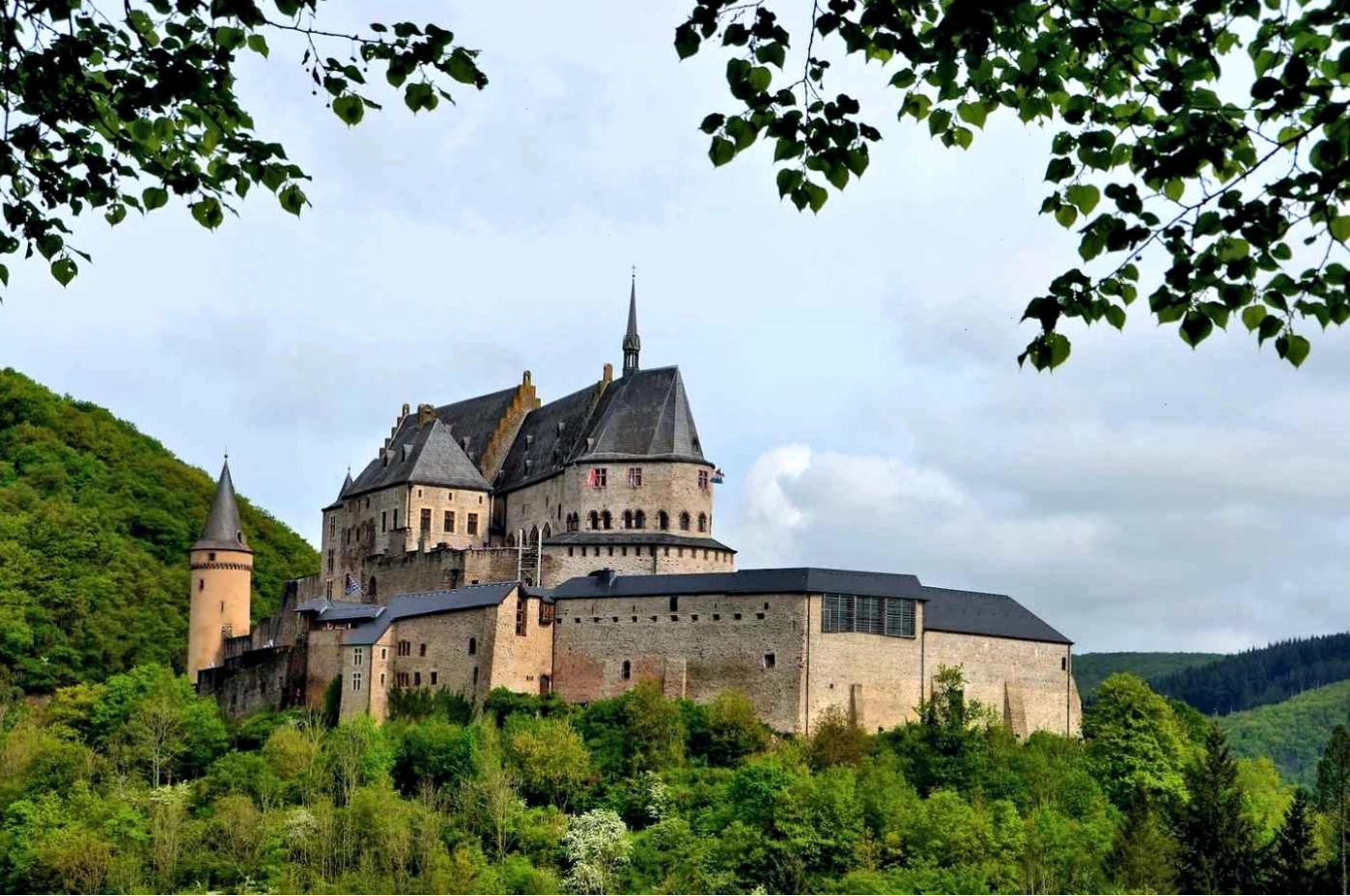 Lâu đài Vianden hùng vĩ nhìn từ xa