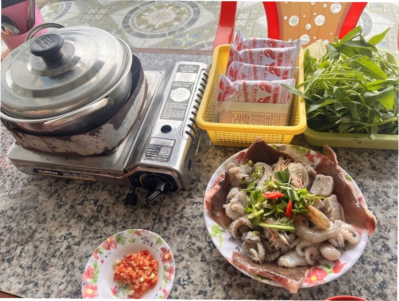 Lẩu mực tuộc nóng hổi đậm đà hương vị biển