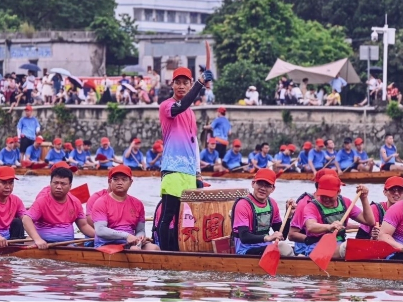 Lễ hội đua thuyền rồng tại Đông Quản
