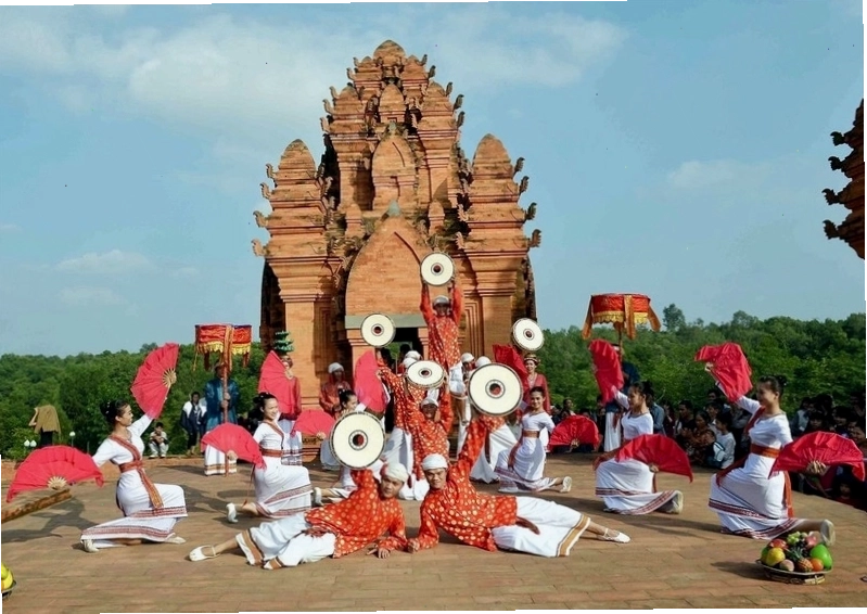Lễ hội Katê tại khu Tháp Chăm Ninh Thuận là dịp đặc biệt để du khách trải nghiệm những nghi thức tôn giáo và văn hóa độc đáo của đồng bào Chăm