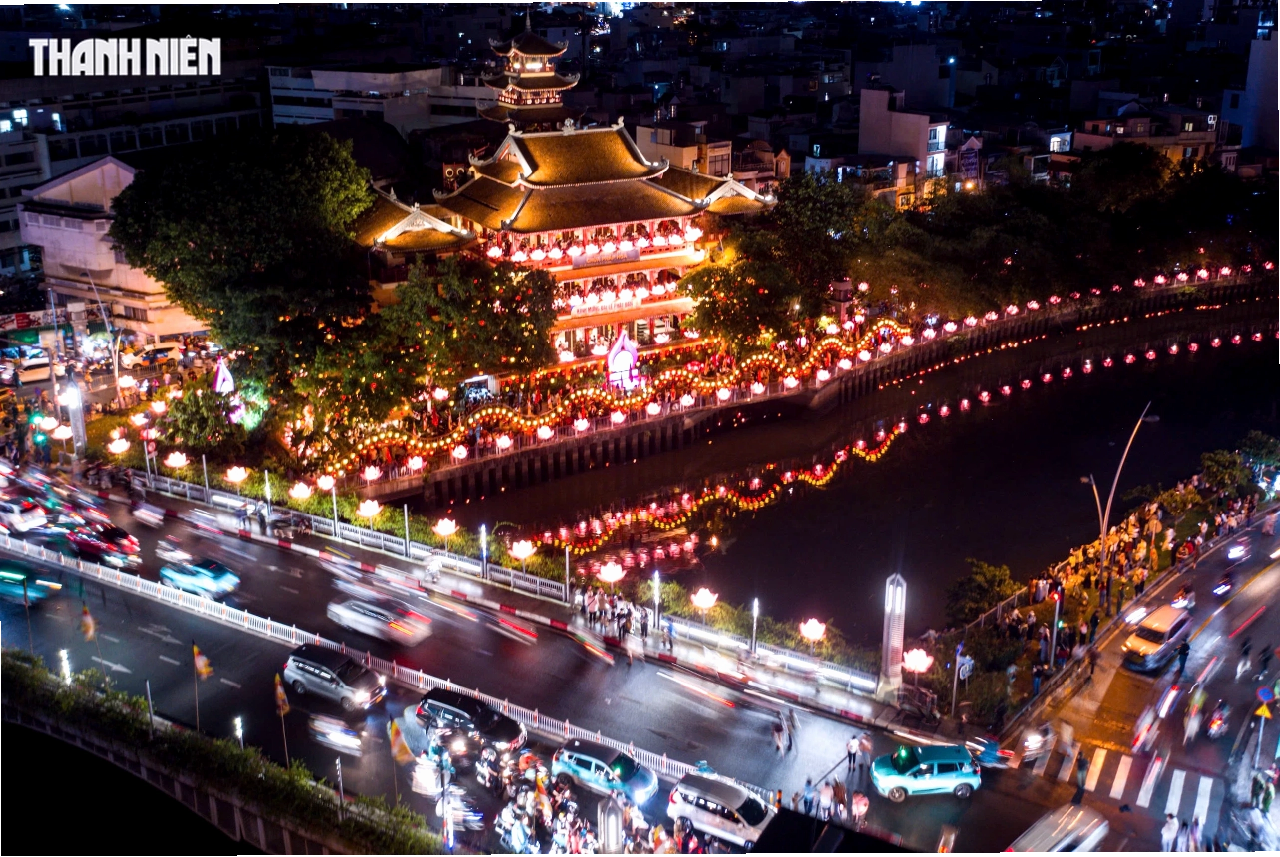 Lễ thả hoa đăng tại Chùa Pháp Hoa thu hút đông đảo người dân và phật tử