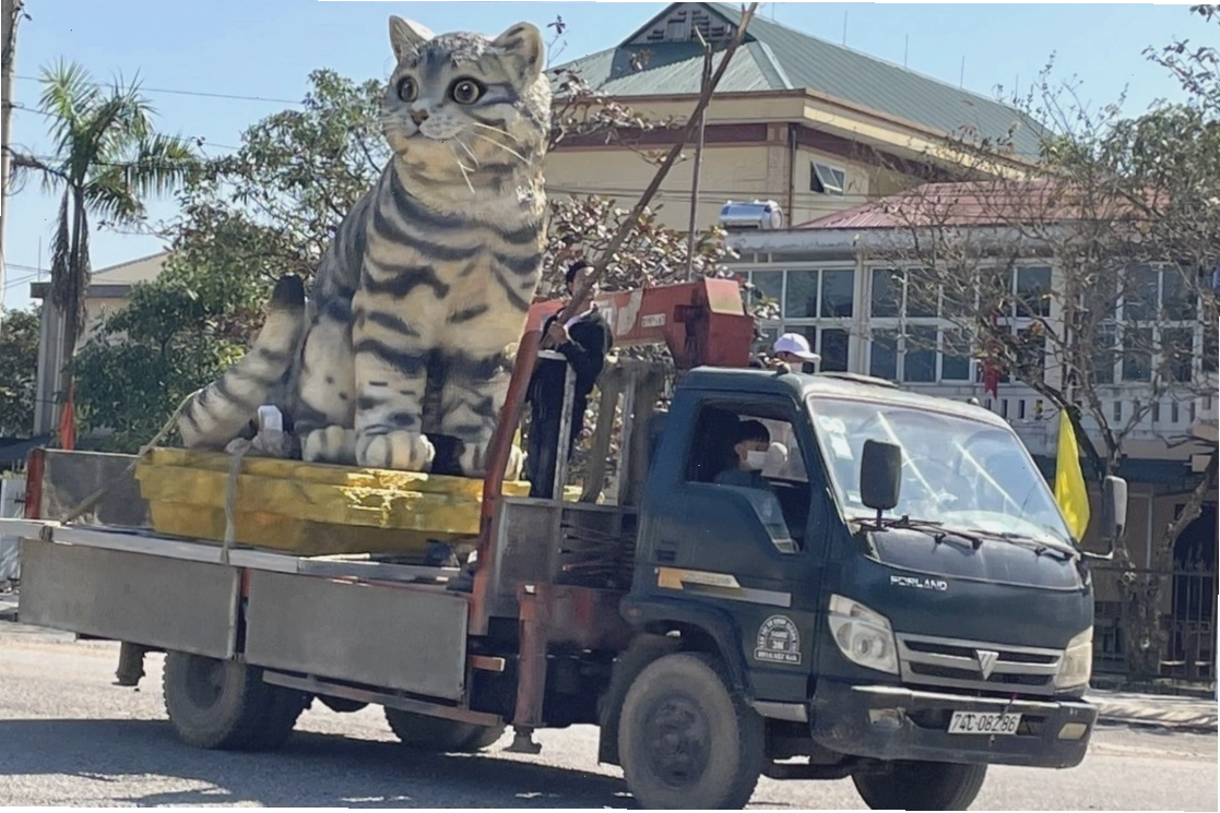 Linh vật mèo được hoàn thiện và đưa lên ôtô để vận chuyển đến trang trí tại quảng trường trung tâm huyện Triệu Phong.