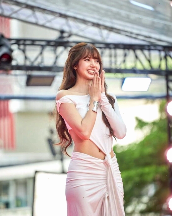 Lisa thu hút đông đảo người hâm mộ trong lần trở về Bangkok