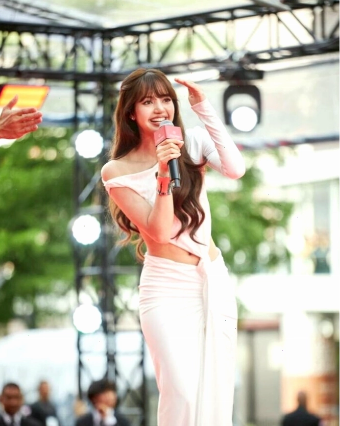 Lisa thu hút đông đảo người hâm mộ trong lần trở về Bangkok