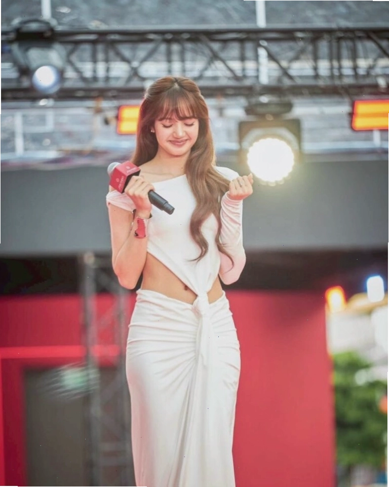 Lisa thu hút đông đảo người hâm mộ trong lần trở về Bangkok