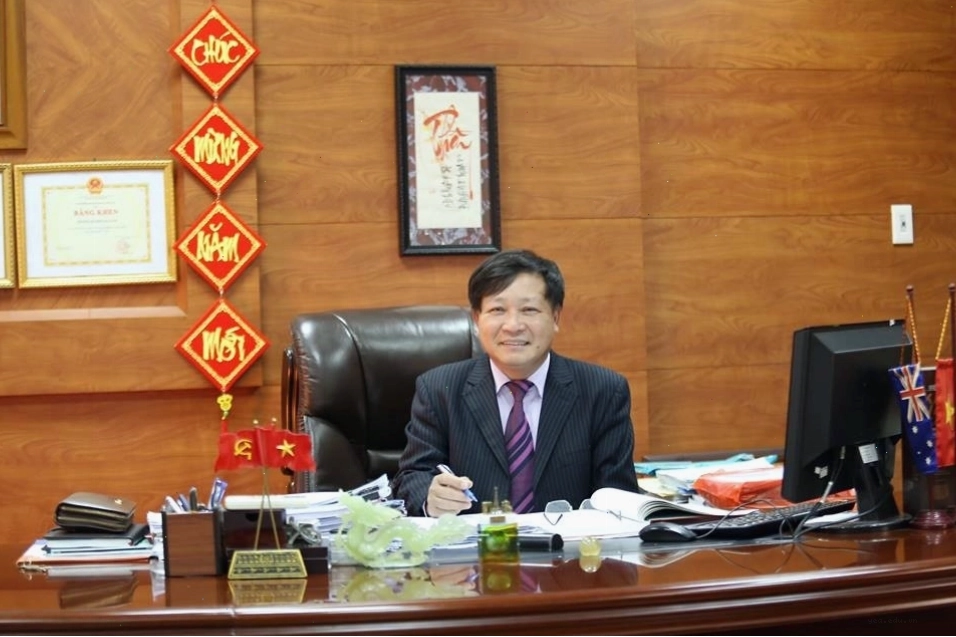 Logo Đại Nam màu trắng trên nền tối, thể hiện sự sang trọng và chuyên nghiệp