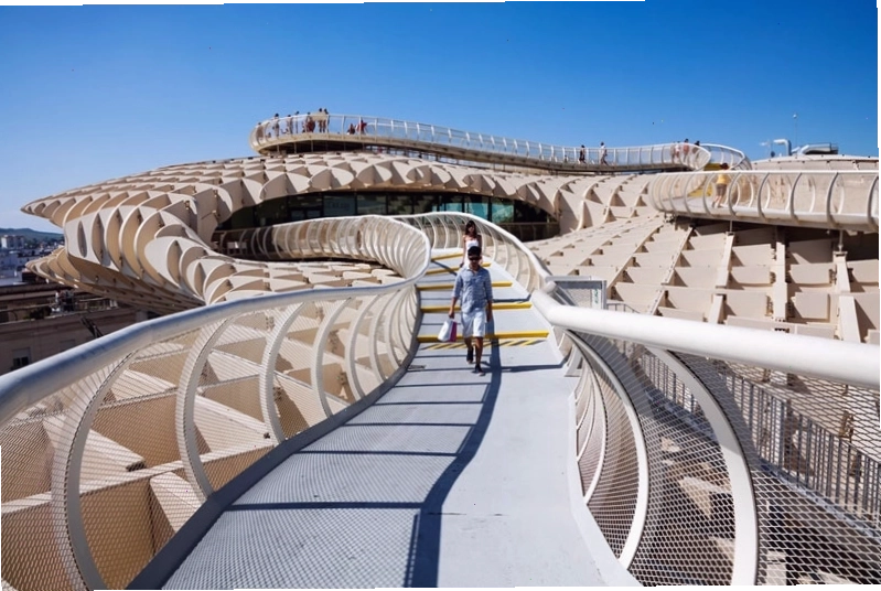 Lối đi dạo kết nối các cấu trúc hình nấm của Metropol Parasol