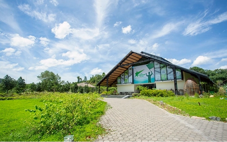 Lối đi trong khuôn viên An Lạc Eco Farm & Hot Springs