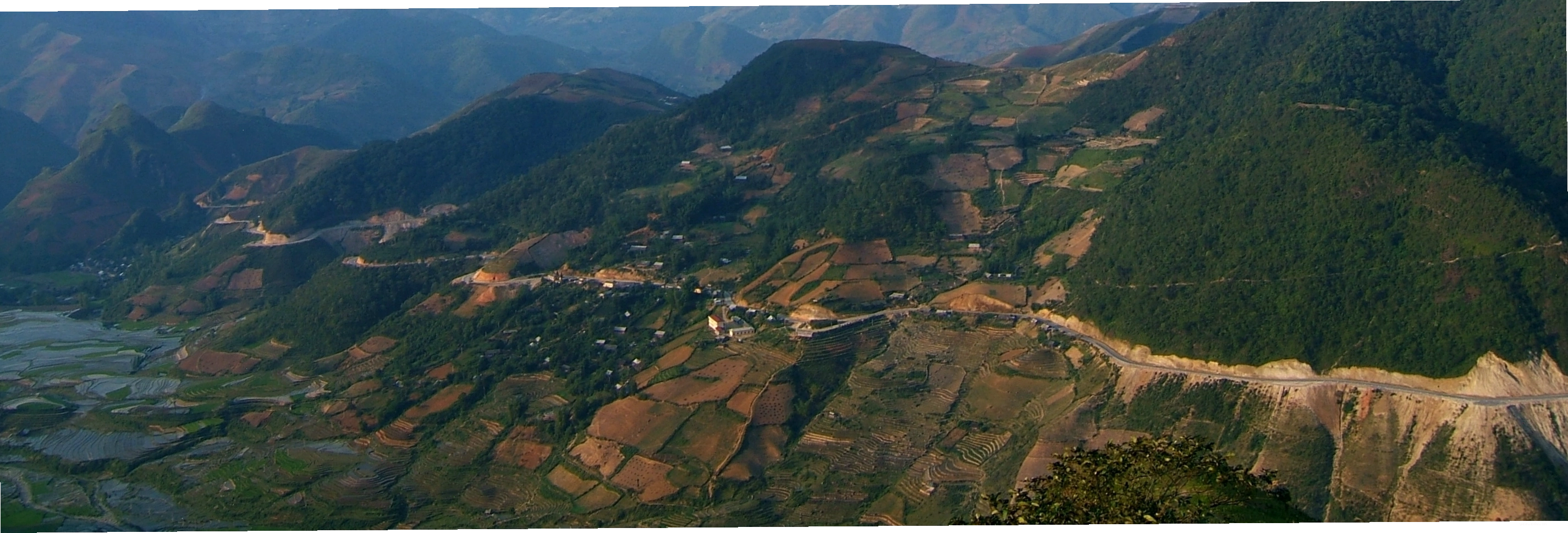 Lối đi xanh mát dẫn vào Mu Cang Chai Ecolodge