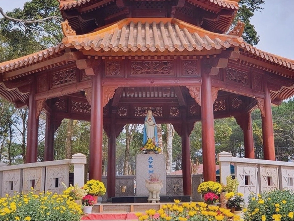 Lối mòn dẫn vào khu vực Suối Trà Bói
