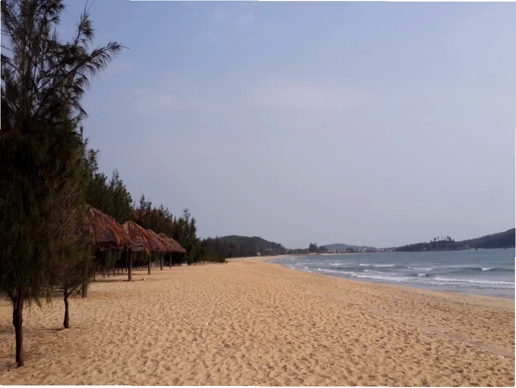 Lối ra bãi biển tại Khu Nghỉ Dưỡng Sa Huỳnh thuận tiện cho du khách