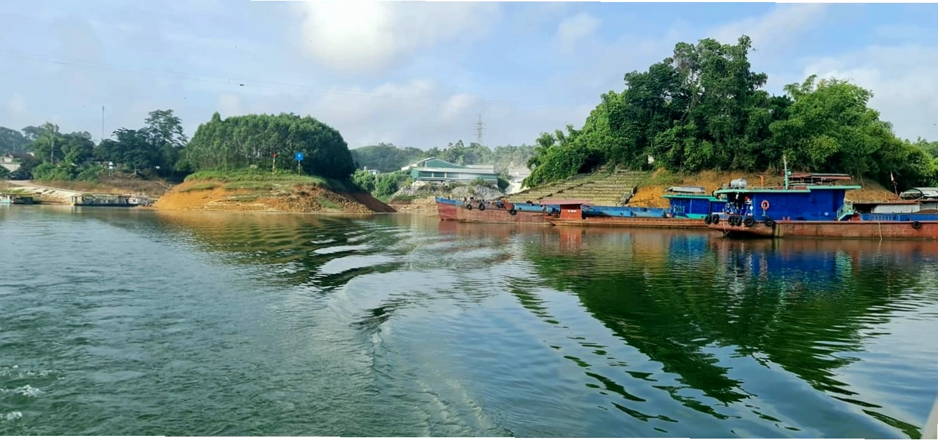 Lối xuống tàu chỉ bằng ván gỗ, tiềm ẩn nguy hiểm