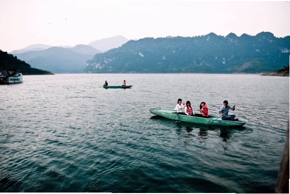 Lòng hồ Hòa Bình thơ mộng trong tour du lịch Thung Nai Mai Châu