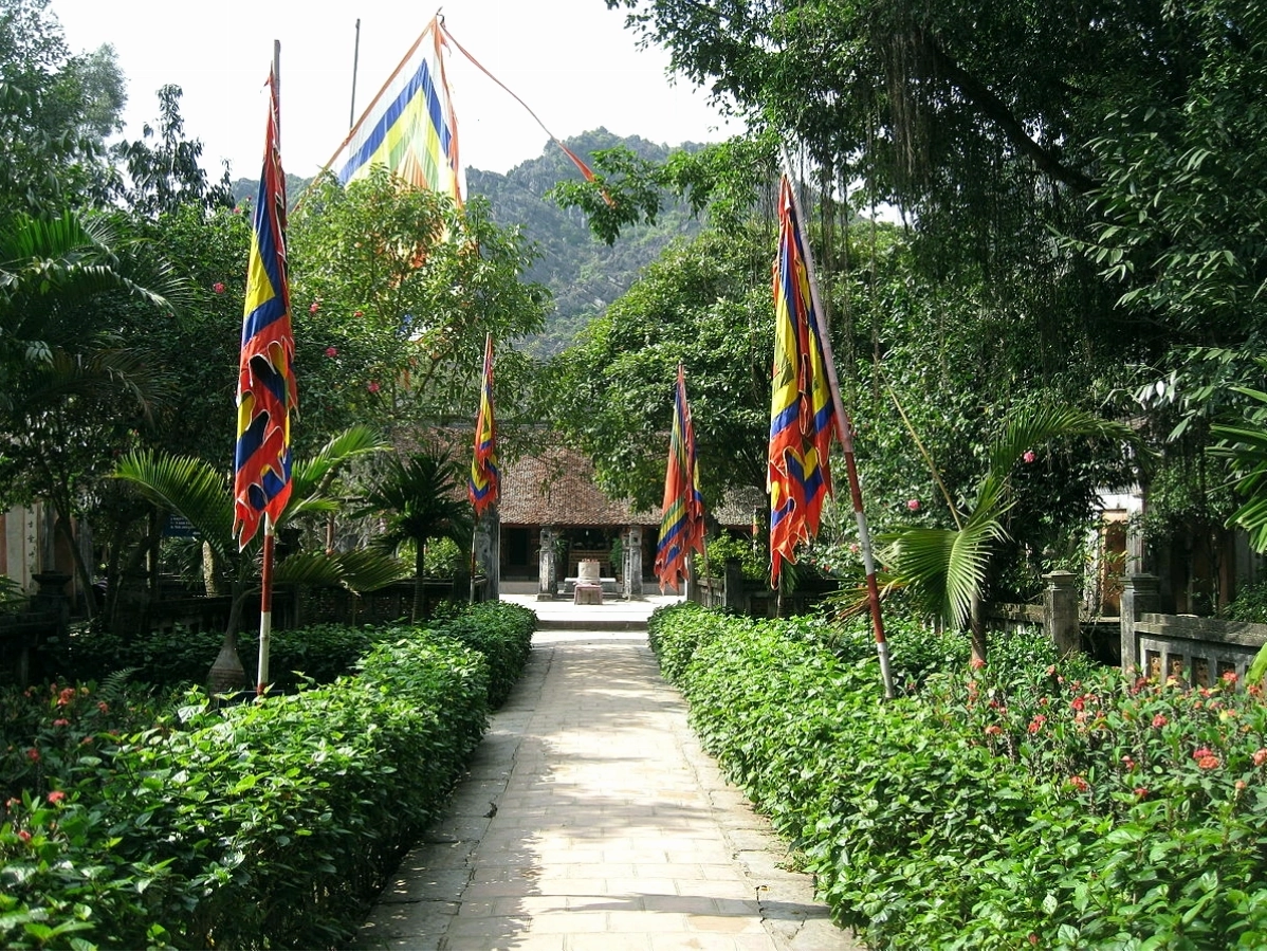 Long sàng bằng đá xanh nguyên khối tại đền thờ Vua Đinh