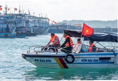 Lực lượng bộ đội biên phòng và cảnh sát biển tuần tra tại khu neo đậu tàu thuyền ở Wonder Phú Quý