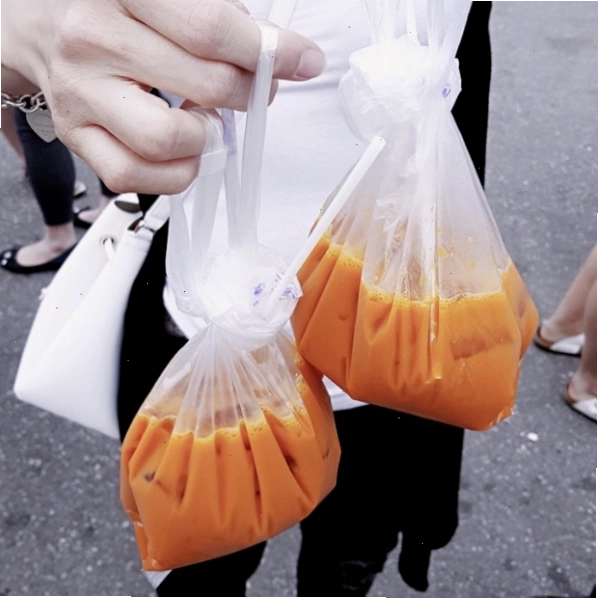 Ly trà đá độc đáo được đựng trong túi nilong tại Thái Lan