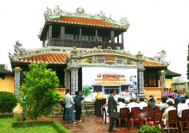 Mái ngói âm dương tráng men vàng của Thái Bình Lâu Đại Nội Huế