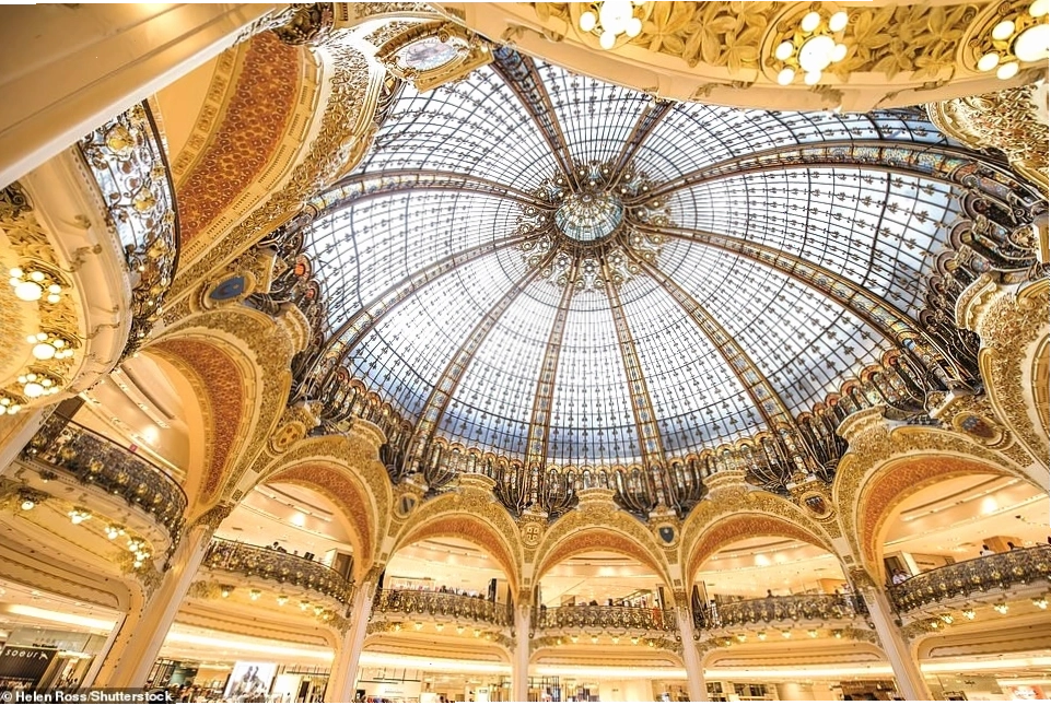 Mái vòm kính màu tráng lệ của Galeries Lafayette