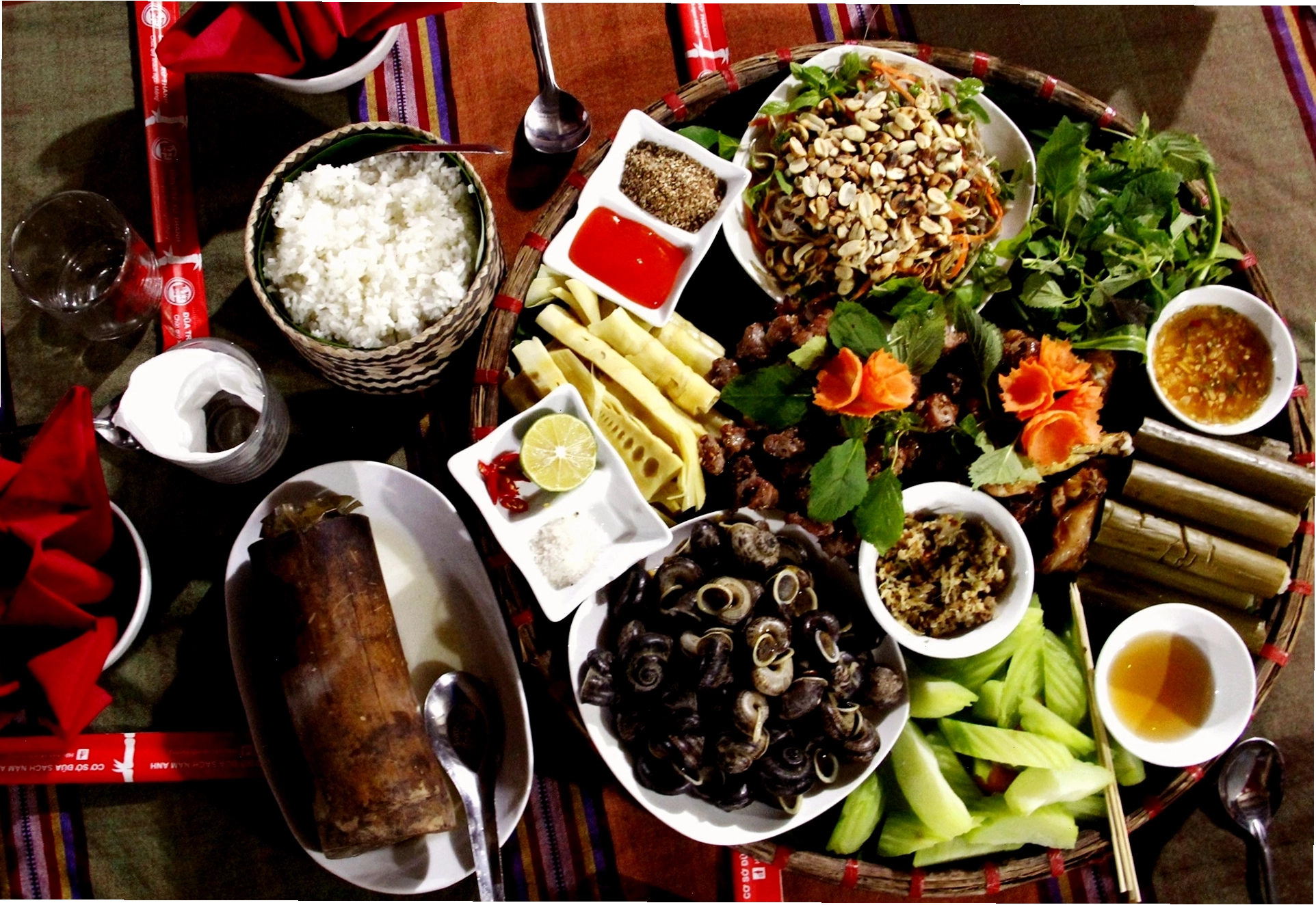 Mâm cơm đặc sản Pù Luông