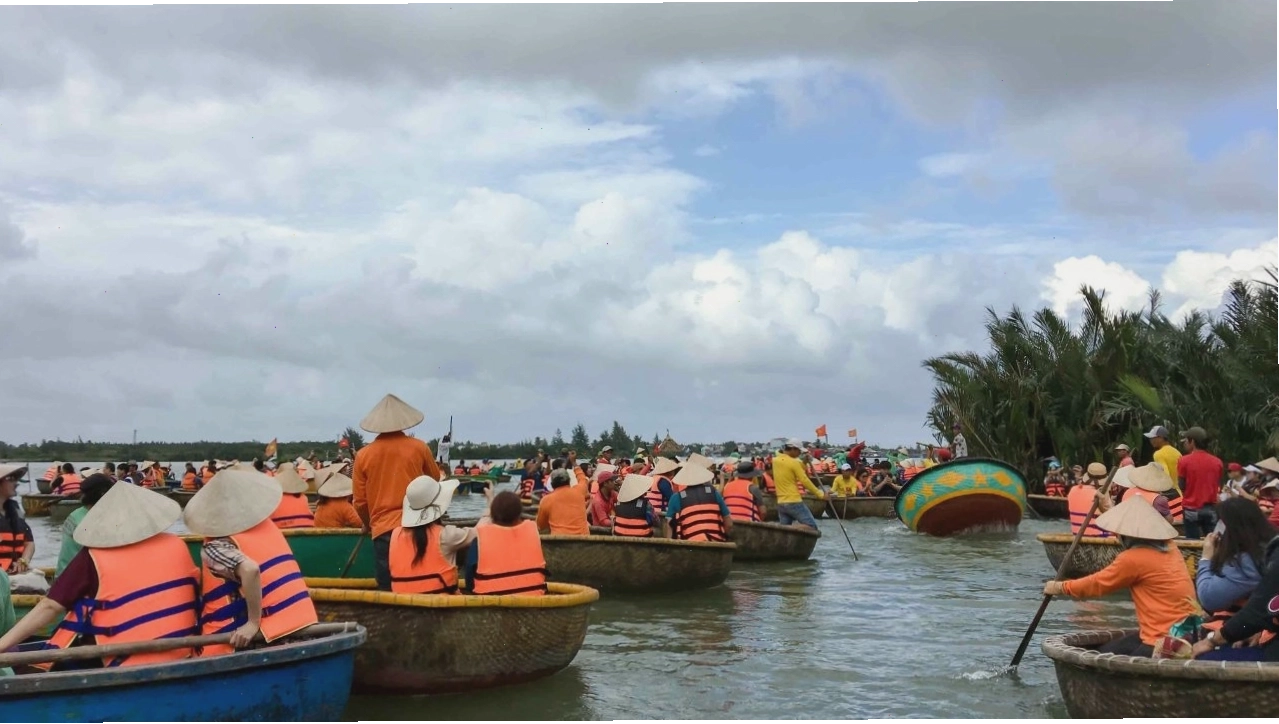 Màn biểu diễn múa thuyền thúng sôi động