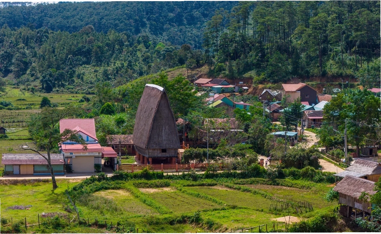 Măng Đen Kon Tum với rừng thông và mây trời