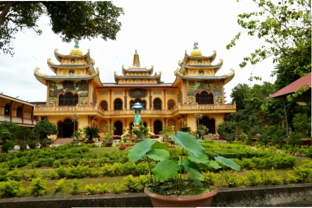 Mặt hồ Đại Ninh trong veo dưới ánh nắng ban mai