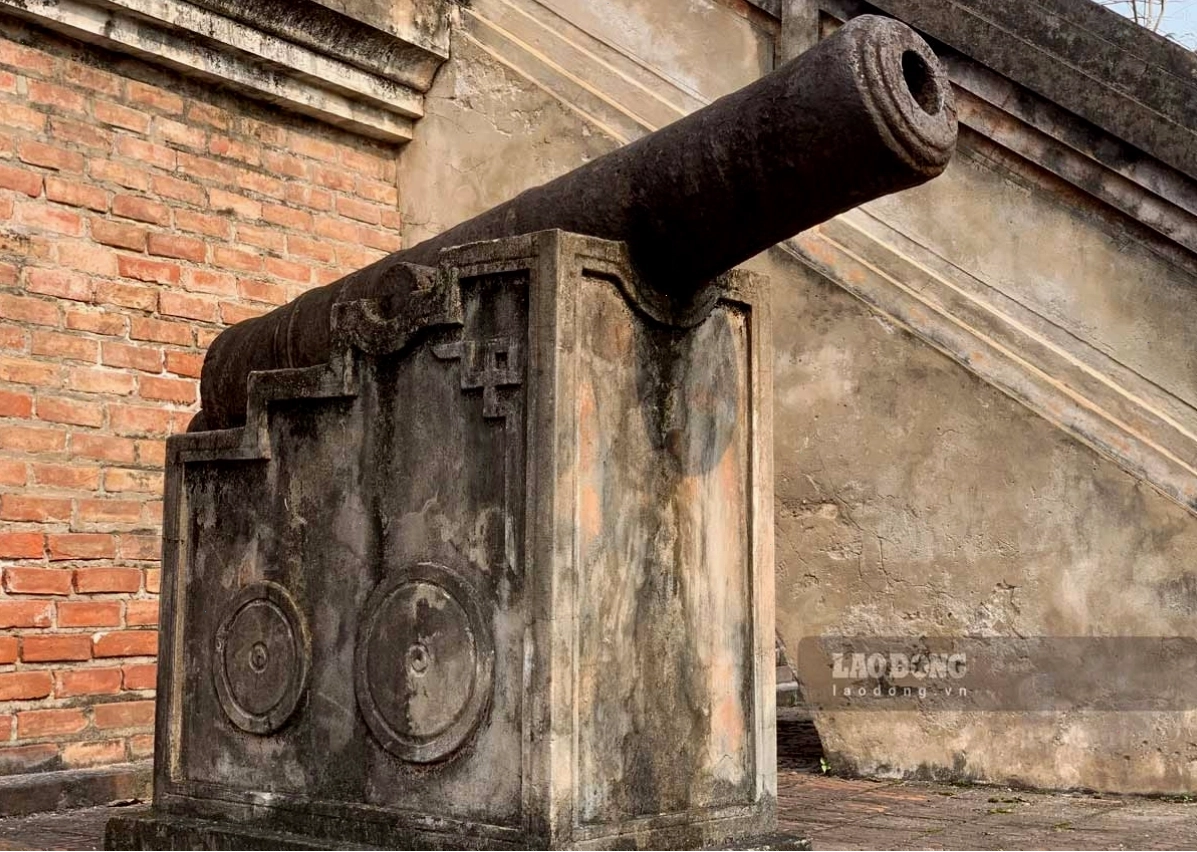 Mặt phía Nam của cột cờ đặt hai khẩu súng thần công. Trên mặt bệ thứ 2 có cửa đi vào thân cột cờ.