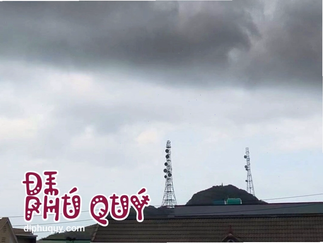 Màu nước trong xanh ngọc bích tại Hòn Tranh thu hút du khách