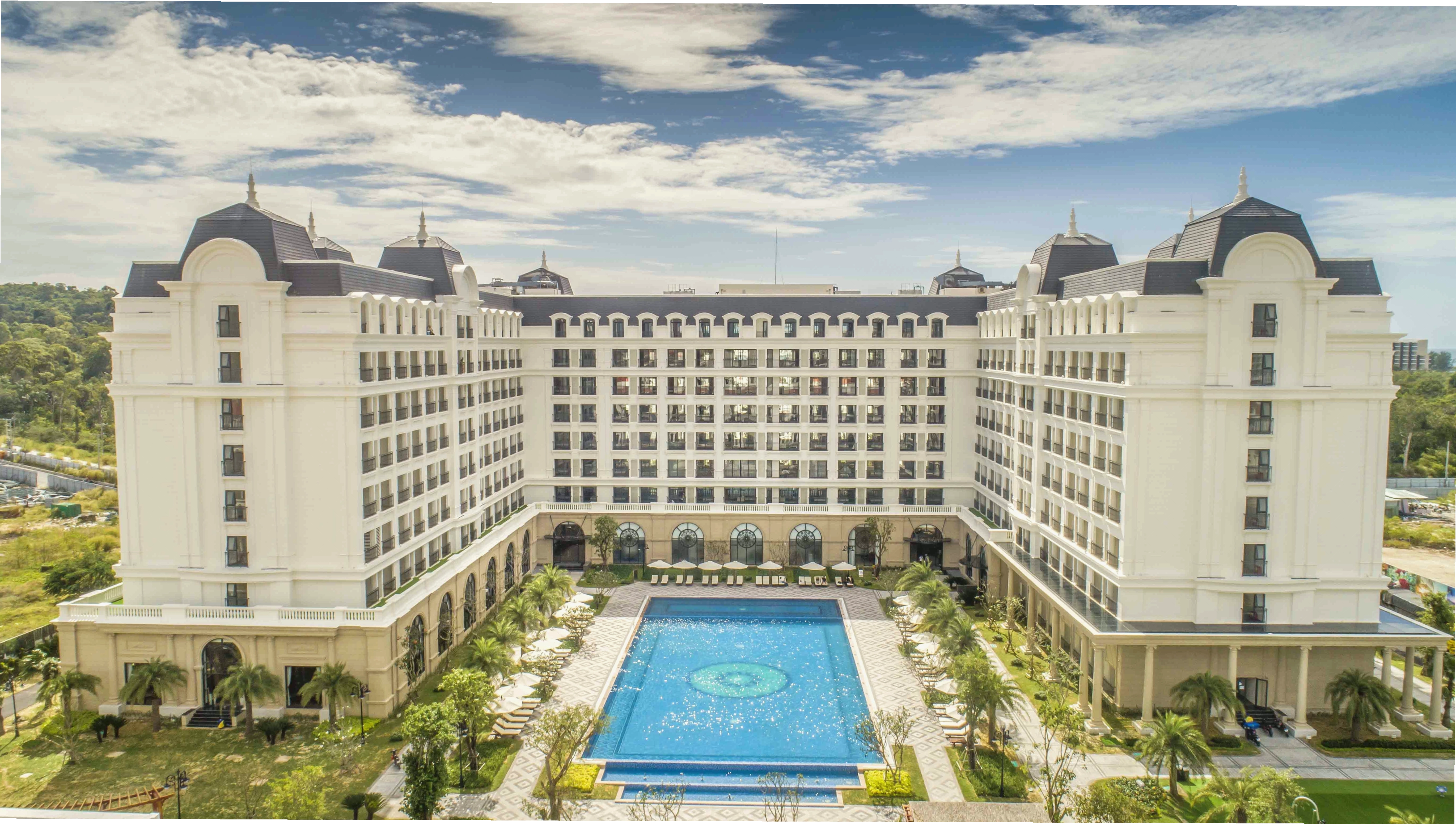 Máy bay cất cánh tại sân bay Đồng Hới
