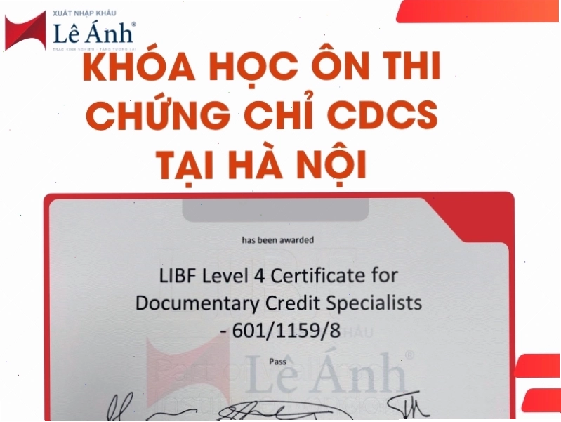 Máy bay chở hàng đang bay trên bầu trời, minh họa cho vận tải đường hàng không