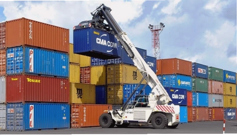 Máy bay chở hàng đang cất cánh, biểu tượng cho dịch vụ vận chuyển hàng không