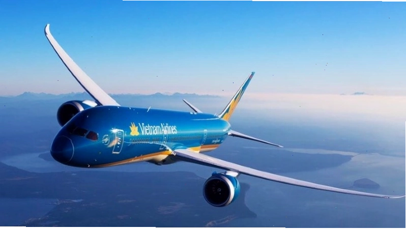 Máy bay Vietnam Airlines trên đường băng