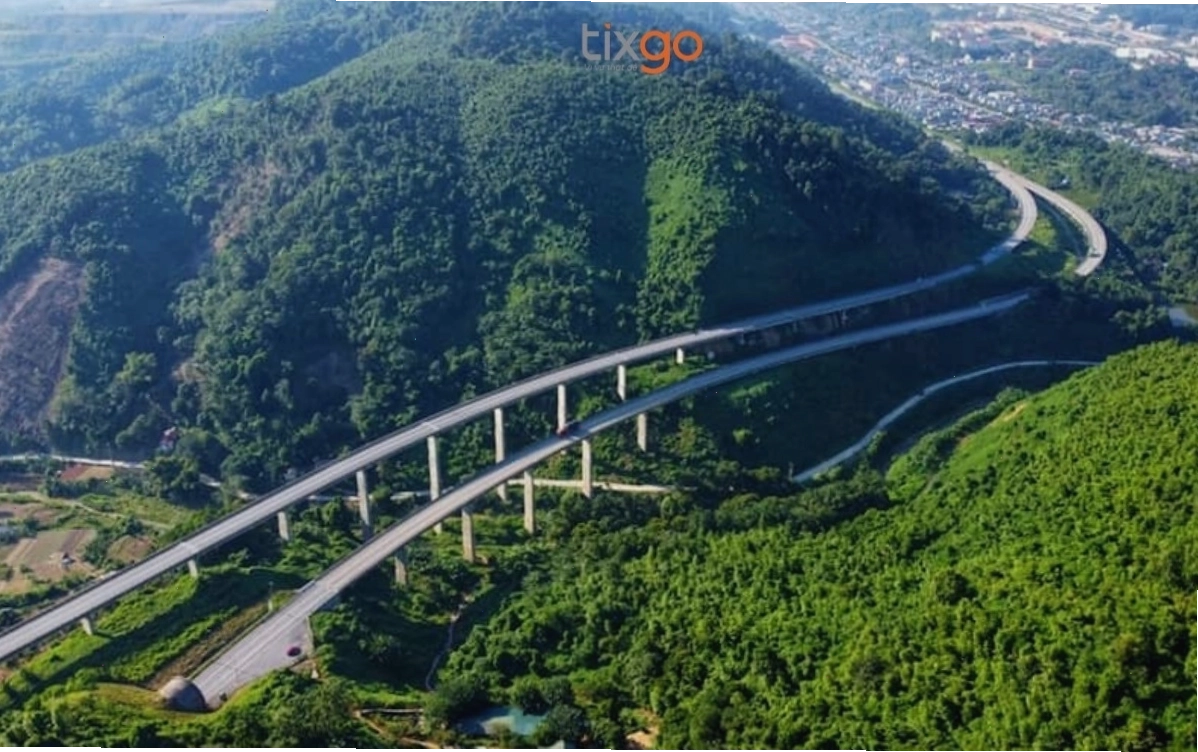 Mây bồng bềnh trên đỉnh núi Y Tý