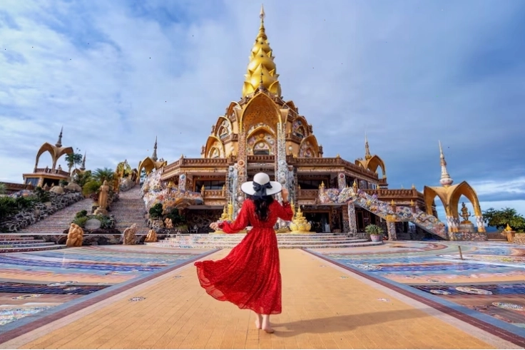 Miễn phí Photo người phụ nữ đứng tại chùa wat phra that pha son kaew ở khao kho phetchabun, thái lan.