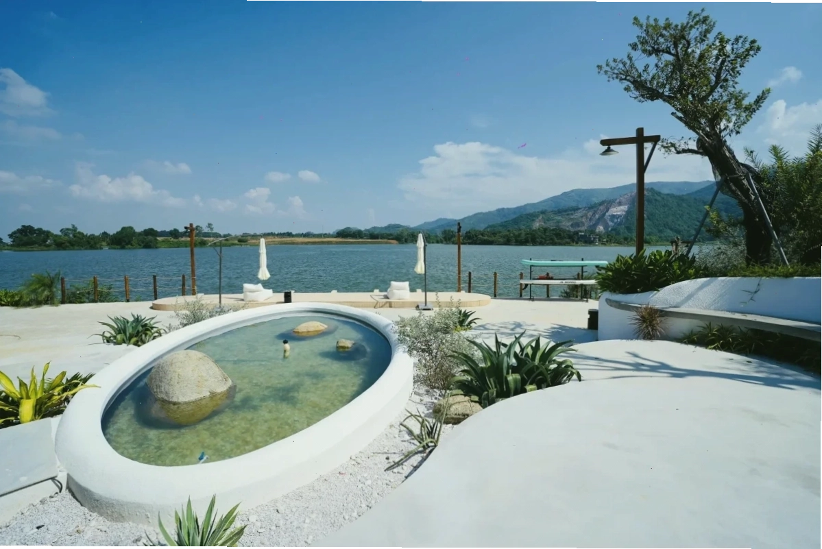 Minad Villa có sân cỏ rộng rãi thích hợp tổ chức sự kiện