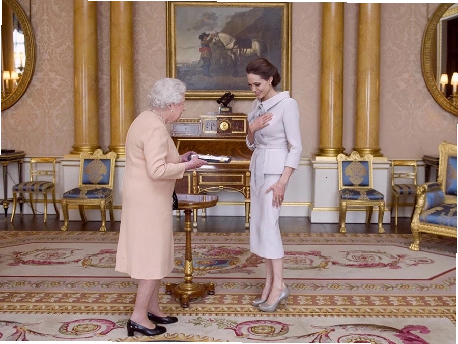 Minh tinh điện ảnh Angelina Jolie được Nữ hoàng Anh đón tiếp tại Phòng 1844