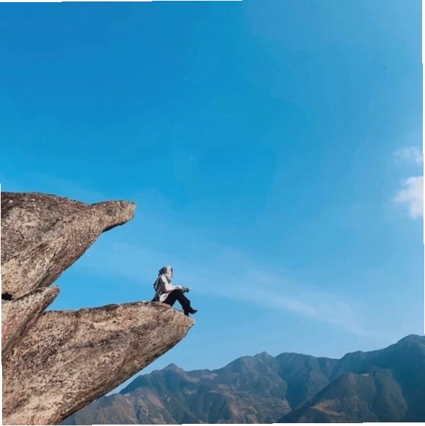 Mỏm đá hình cá heo độc đáo tại Tà Xùa