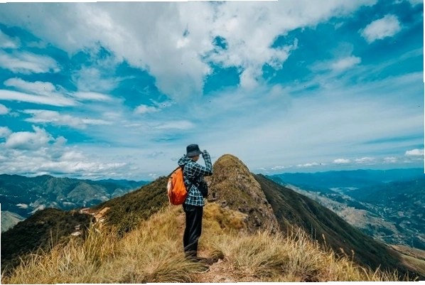 Mỏm đá sống lạc đà Tà Xùa nhìn từ xa với dáng vẻ hùng vĩ