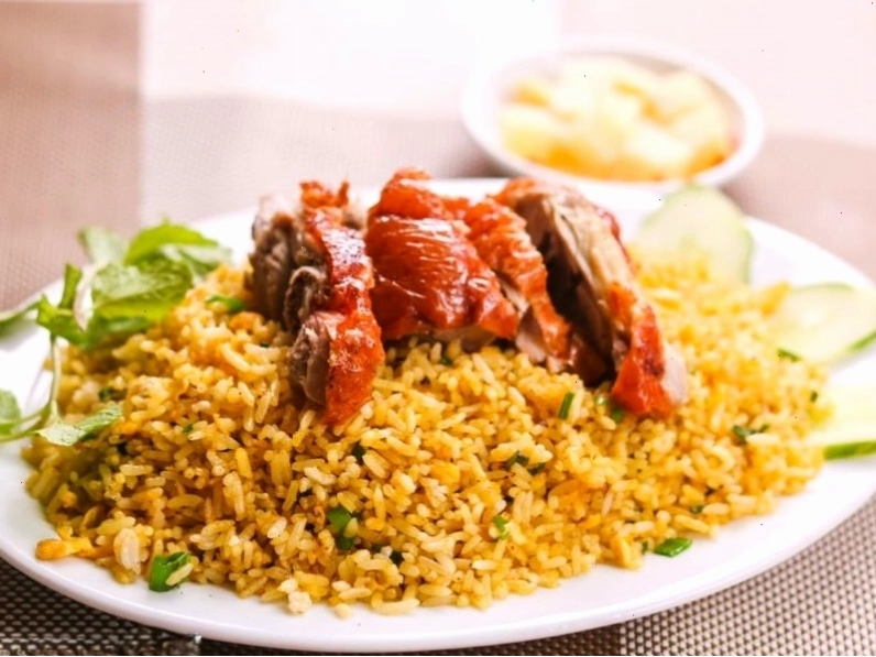 Món cơm vịt chiên hấp dẫn với lớp cơm vàng giòn