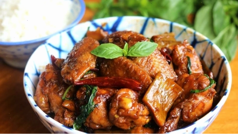 Món gà ba chén hấp dẫn với màu sắc bắt mắt và hương vị đậm đà