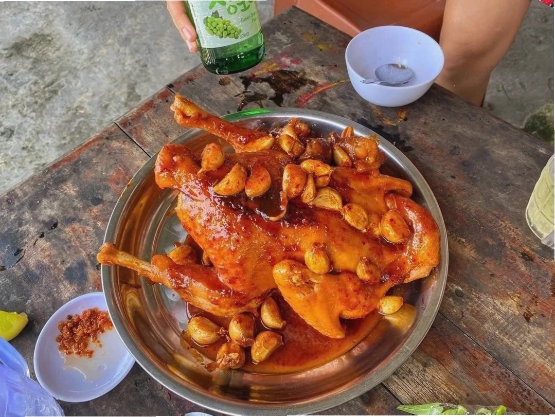 Món gà hấp tỏi thơm lừng