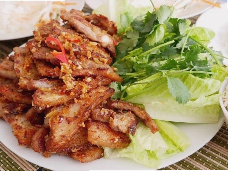 Món heo rừng nướng mọi tại khu du lịch Cao Minh
