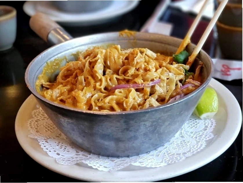Món Khao Soi hấp dẫn với sợi mì chiên giòn và thịt gà